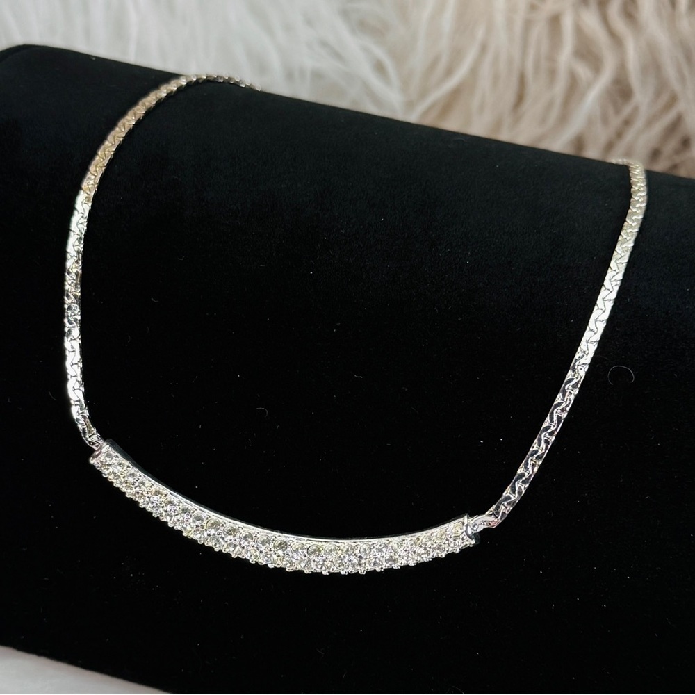 Beautiful vintage Silvertone Swarovski crystal 16” necklace